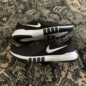 Black and white Men’s Nike Flex Control TR4 sneakers